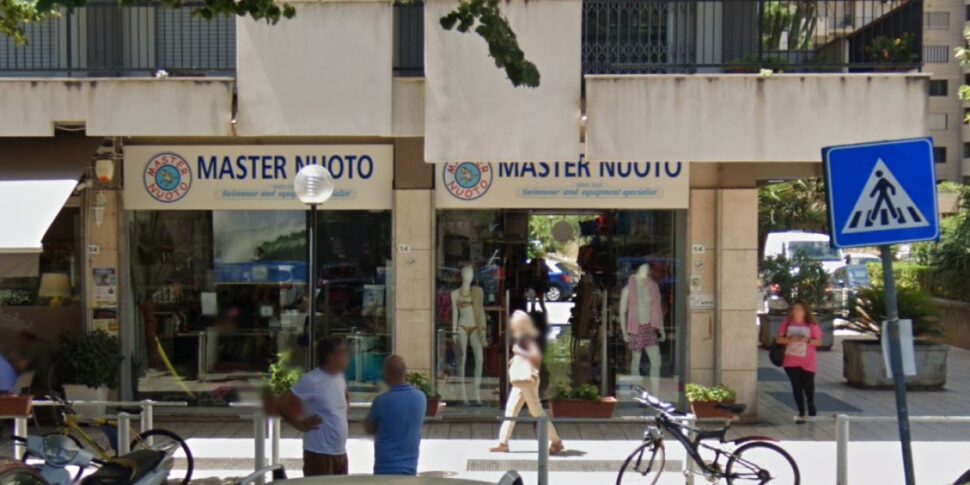 Palermo, furto con vetrina spaccata in un negozio di articoli sportivi di fronte alla Piscina