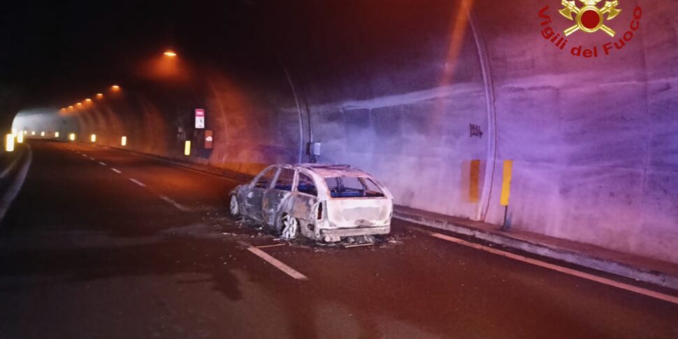 Auto in fiamme sulla Palermo-Messina, galleria chiusa e disagi per il traffico