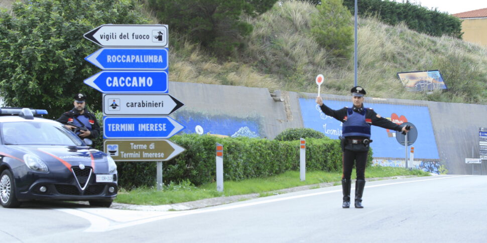 Ha il permesso di uscire per andare a prendere il figlio, ma la scuola è chiusa: termitano arrestato