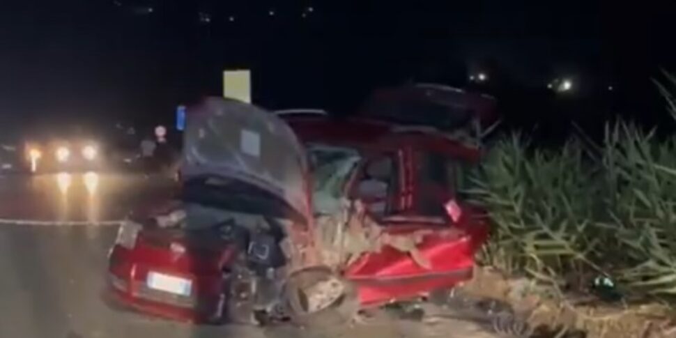 Incidente a Favara, auto contro camion che trasporta un trattore: un ferito grave