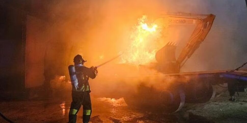 Fuoco e paura ad Acate: un incendio distrugge i mezzi di una ditta che si occupa di scavi