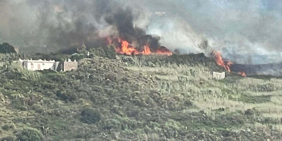 Lipari, incendio a Monte Gallina: case a rischio, isolani e turisti per precauzione si sono allontanati dalle villette