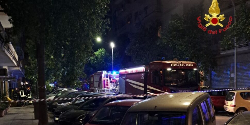 Incendio in un biscottificio a Palermo, evacuato un palazzo