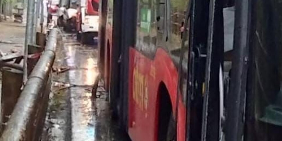 Auto si schianta contro un bus a Messina, tanta paura ma nessun ferito