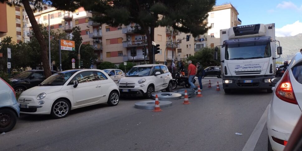 Palermo, un camion perde tre il carico e viene colpita un'auto: traffico bloccato in via De Gasperi