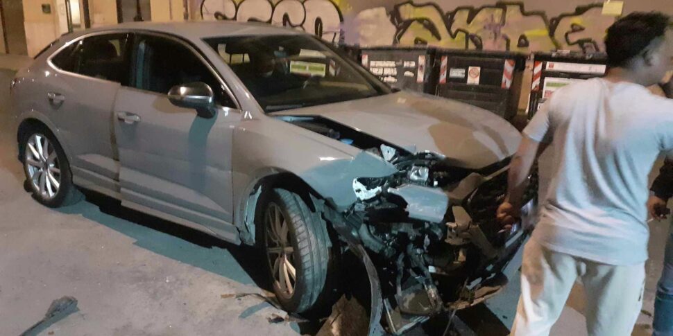 Palermo, paura in via Niccolò Palmeri: perde il controllo dell'auto e finisce su tre mezzi in sosta