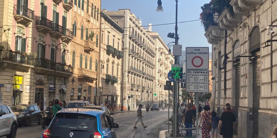 Palermo, scontro tra due moto in via Roma: due feriti in ospedale