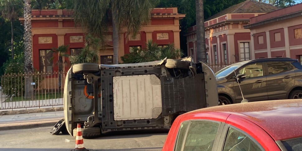 Incidente in via Lincoln, un'auto ribaltata davanti all'Orto Botanico di Palermo: feriti