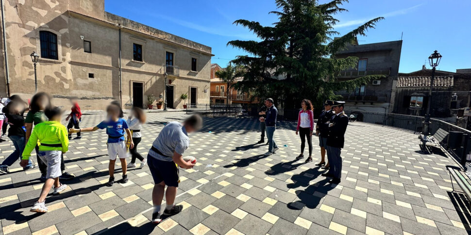 Progetto «Legalità, scuola e rugby»: incontro fra agenti e alunni di Santa Maria di Licodia