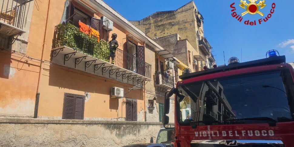 Incendio in appartamento a Palermo, intervento dei pompieri: residenti in salvo