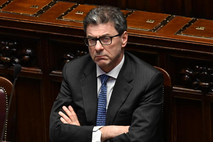 >>>ANSA/Giorgetti, non è sbagliato che banche facciano sacrifici