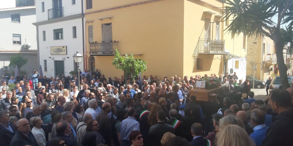 La strage di Casteldaccia, urla di dolore e un lungo applauso: San Cipirello piange Giuseppe Miraglia