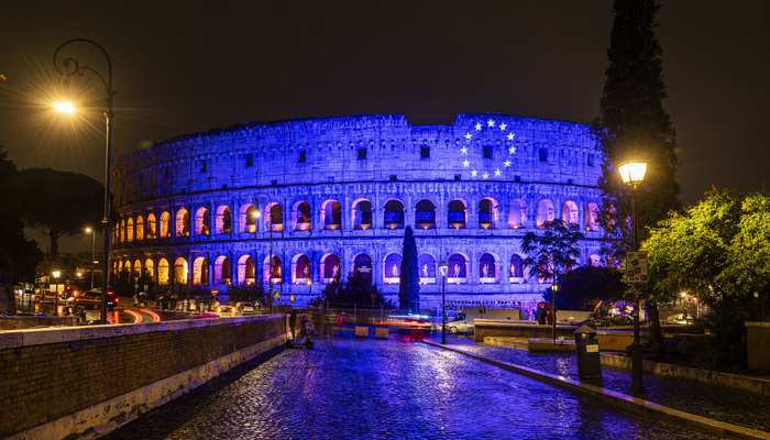 Monumenti illuminati di blu per Giornata dell'Europa