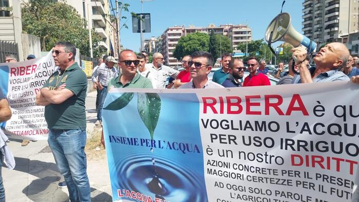 Siccità: protesta davanti sede dell'assessorato all'Energia