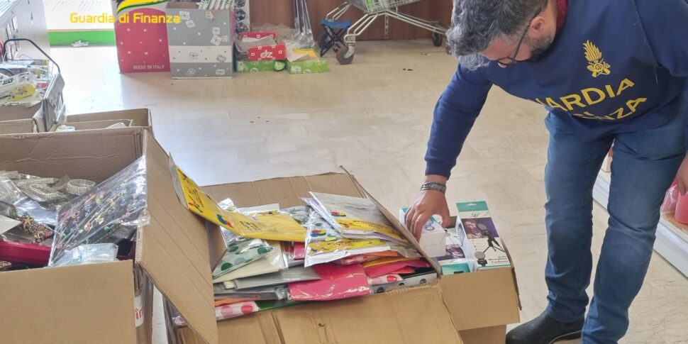 Giarre, maxi sequestro di bigiotteria e prodotti di merceria tossici