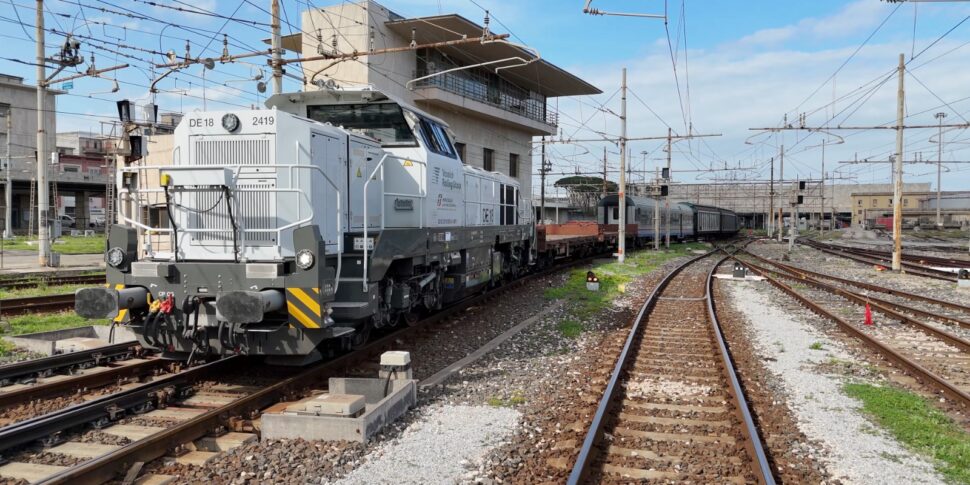 Stretto di Messina, una nuova locomotiva green per l'imbarco dei treni sui traghetti