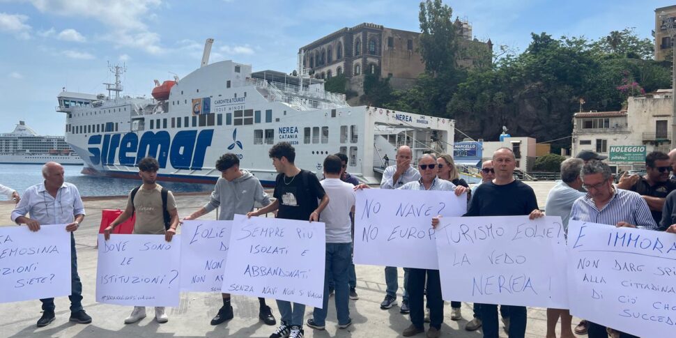 Potenziati i collegamenti marittimi per le Eolie, ma si ferma la nave Laurana