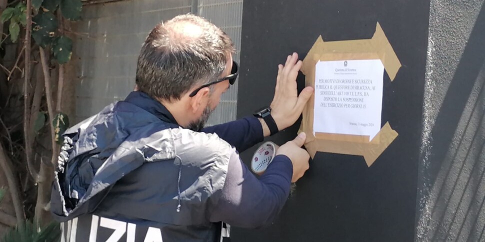 Siracusa, minaccia l’addetto alla sicurezza della discoteca con una pistola: lui denunciato, il locale chiuso