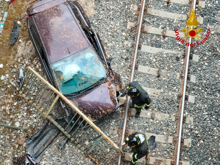 Auto precipita su ferrovia a Ragusa, salvi i due passeggeri