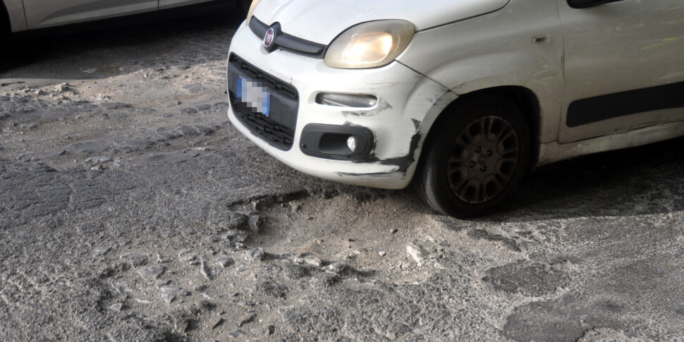 Palermo preda delle buche: storia di abbandono, pochi soldi e appalti lenti