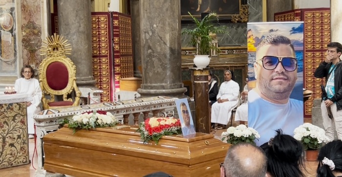 Morto per buca a Palermo, celebrati i funerali di Samuele