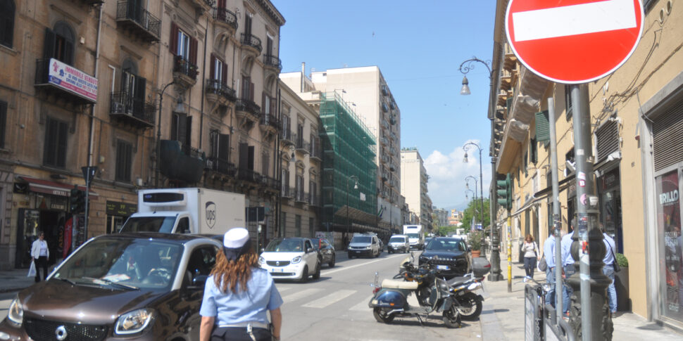 Palermo, la polizia municipale sequestra una discoteca abusiva in pieno