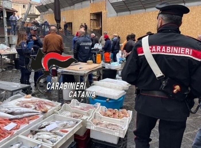 Blitz alla 'pescheria' di Catania, venditori abusivi fuggono