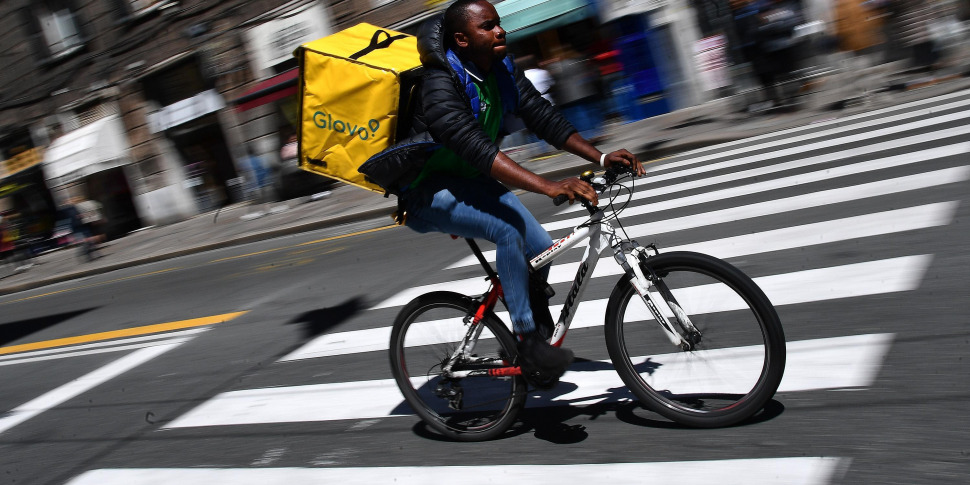 Ridotti i rimborsi: a Carini i rider protestano e bloccano Glovo