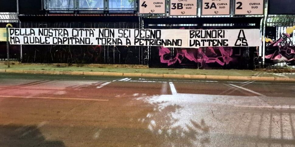 I tifosi del Palermo contestano Brunori con uno striscione fuori dallo stadio: «Della nostra città non sei degno»