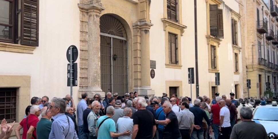 Palermo, protesta dei lavoratori del Coime per pensioni e stipendi: il sindaco Lagalla rinvia l'incontro