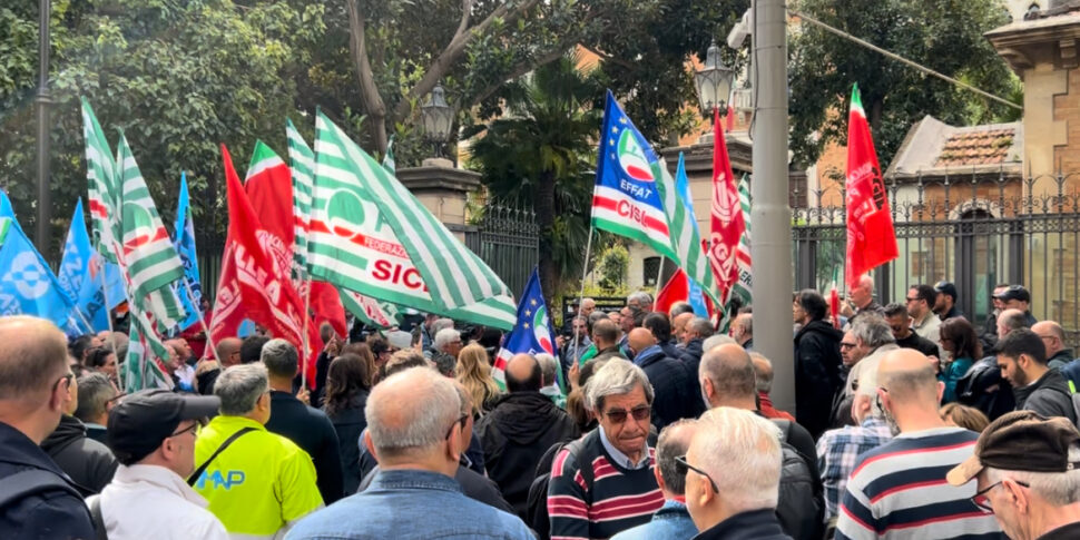 La strage a Casteldaccia, sciopero e sit-in davanti alla prefettura a Palermo: «Basta morire per un pezzo di pane»