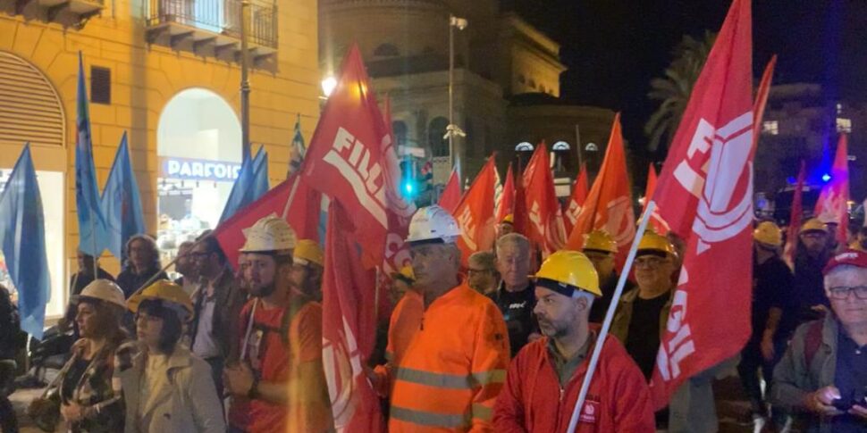 La strage di operai a Casteldaccia, il dolore e la rabbia: sciopero e sit-in