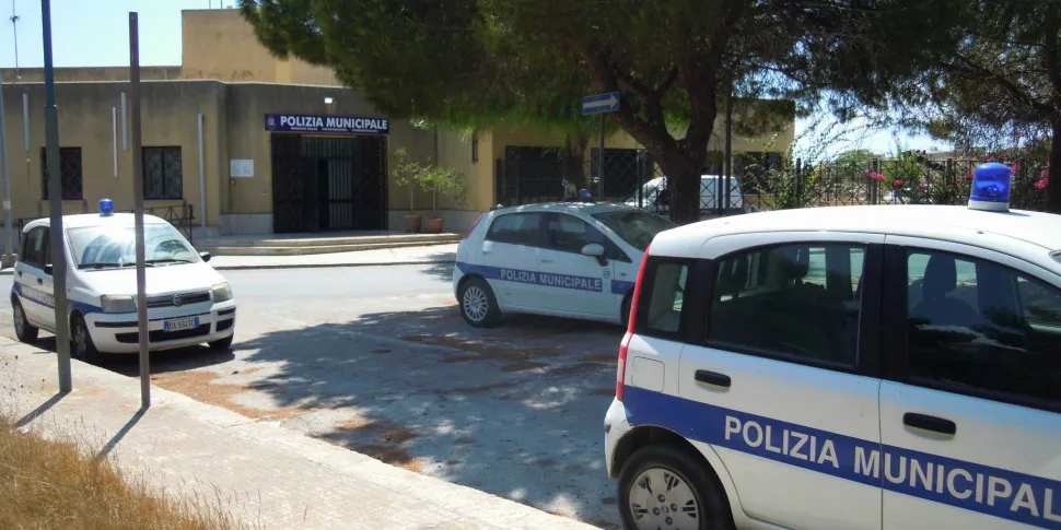 Incidente a Marsala, scontro tra uno scooter e una microcar vicino ad un liceo: coinvolti due studenti