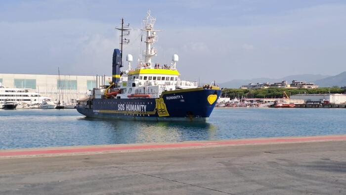 Migranti: sbarcato cadavere di neonato a Lampedusa