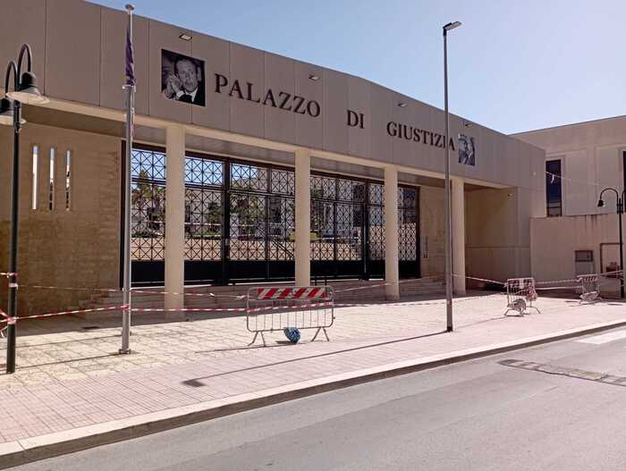 Nuovo palazzo giustizia Marsala, segni di cedimento all'ingresso