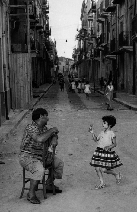 Bambini di Sicilia in 90 foto di Enzo Sellerio, 45 inedite