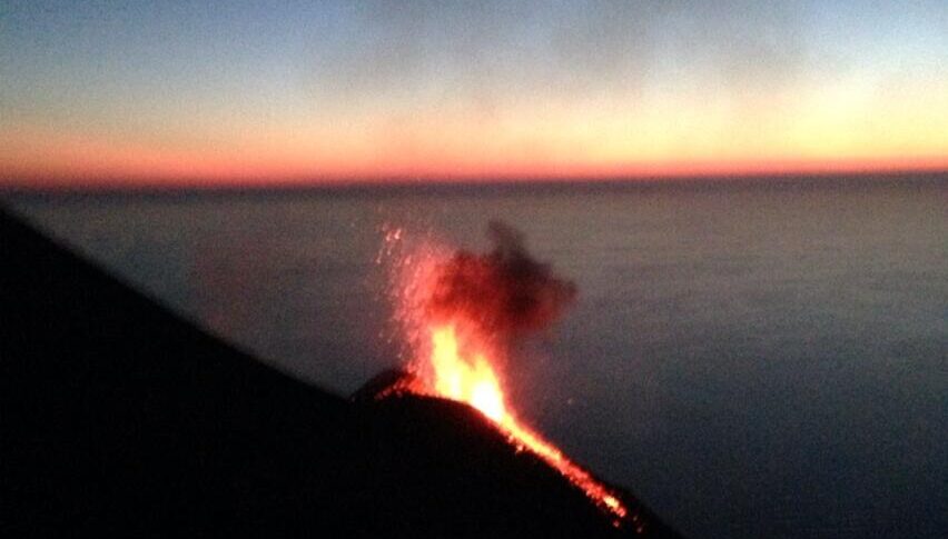 Stromboli, sono sei i punti di emissione: che spettacolo sul cratere...