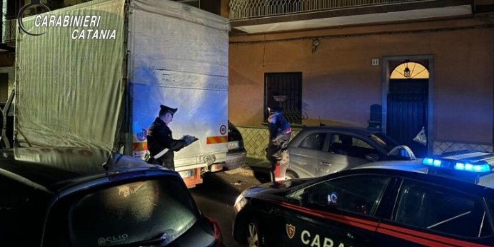 Catania, provano a rubare tre camion ma il colpo fallisce: un arresto