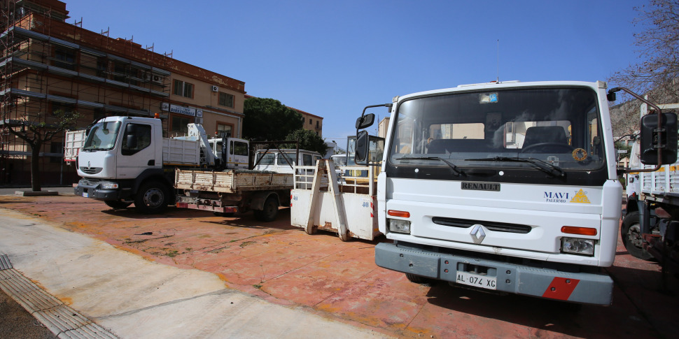 Momenti di tensione a Palermo, un operaio del Coime tenta di gettarsi dal balcone