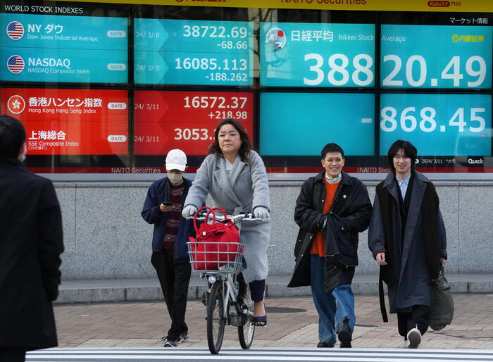 Borsa: Tokyo, apertura in lieve ribasso (-0,30%)