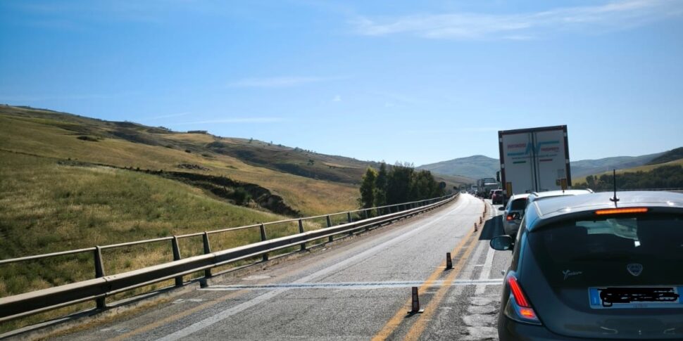 Incidente tra due camion e lavori di manutenzione sulla Palermo-Mazara: traffico bloccato per ore