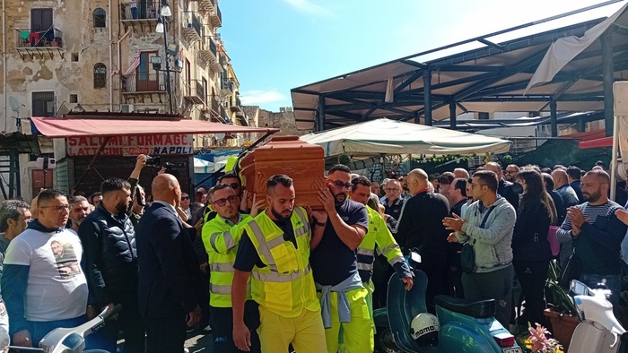 Operai Amap portano in chiesa bara collega morto a Casteldaccia