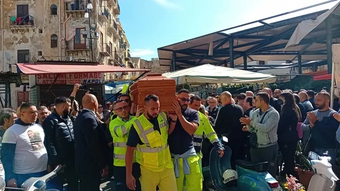 Operai Amap portano in chiesa bara collega morto a Casteldaccia