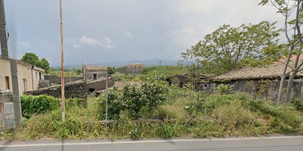 Incidente sul lavoro a Castiglione di Sicilia: il trattore si ribalta, muore schiacciato a cinquant'anni