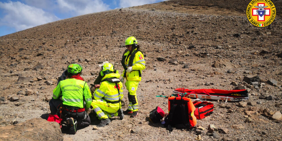 Un turista tedesco di 83 anni si fa male a Vulcano: viene soccorso in una zona impervia e trasportato in elicottero a Messina