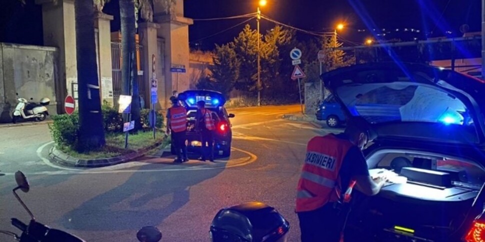 Turisti importunati in strada, due denunciati a Stromboli