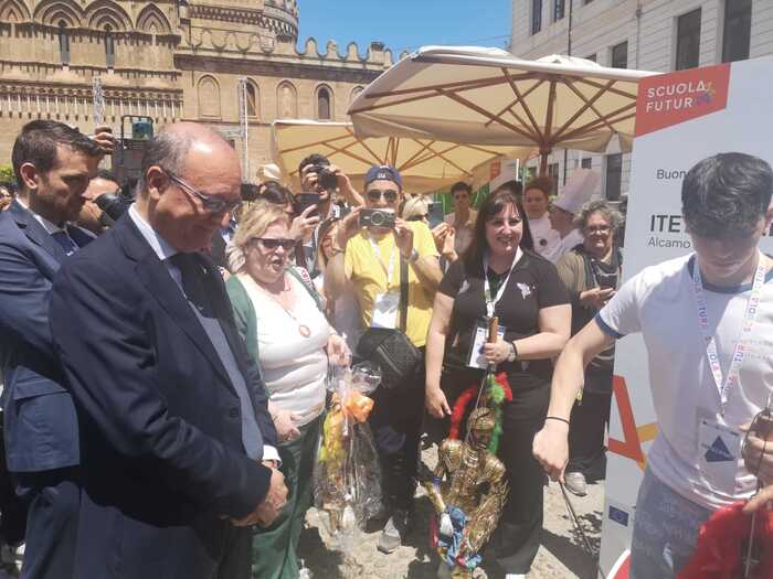 Valditara, "Scuola futura valorizza creatività e competenza"