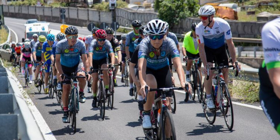 Giro della Sicilia, in 100 ai nastri di partenza: Salvatore Busacca si aggiudica la prima tappa