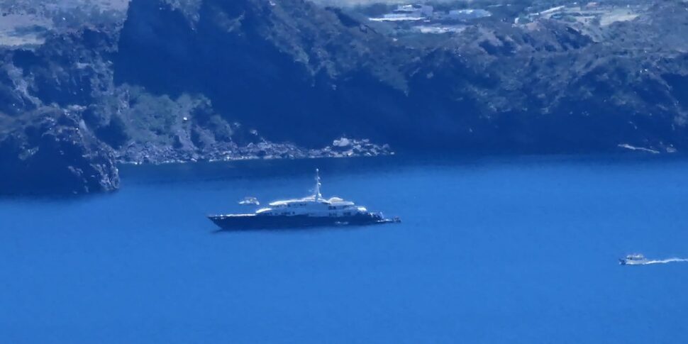 Vulcano, in rada il mega yacht del patron della Ineos