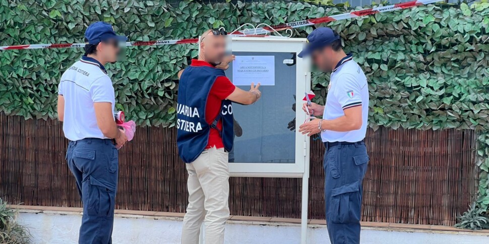 Sequestrato albergo a Giardini Naxos: è costruito in area demaniale e con gli scarichi fognari nel terreno e in mare